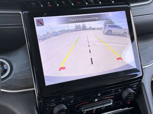 Used 2023 Jeep Grand Cherokee Limited AWD/4WD image 28