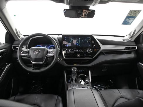 Used 2025 Toyota Highlander Limited AWD/4WD image 17