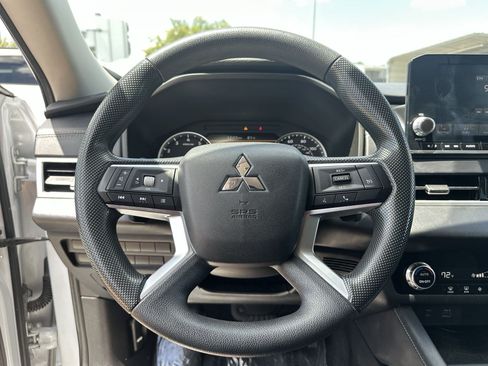 Used 2023 Mitsubishi Outlander ES FWD image 11