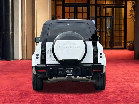 New 2026 Land Rover Defender 130 X-Dynamic SE image 10