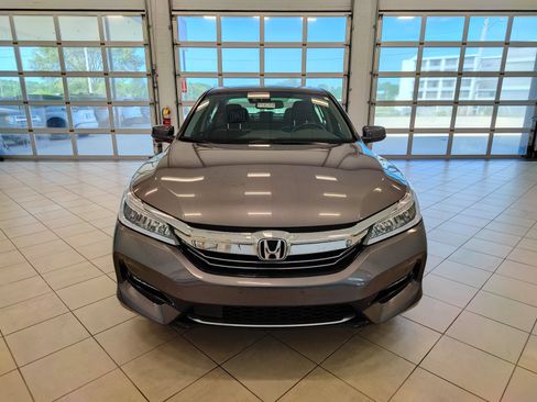 Used 2017 Honda Accord Touring image 8