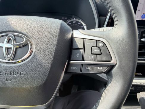 Used 2023 Toyota Highlander XLE image 25