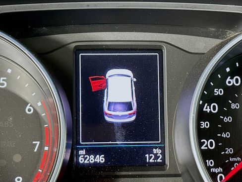 Used 2021 Volkswagen Tiguan SE w/ Panoramic Sunroof Package image 19