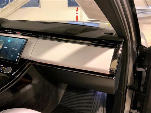 Used 2023 Land Rover Range Rover Sport SE image 18