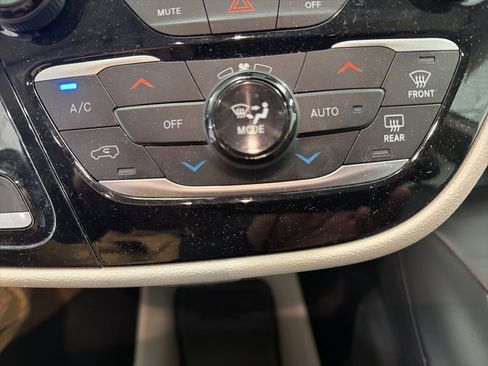 Used 2024 Chrysler Pacifica Touring-L image 17