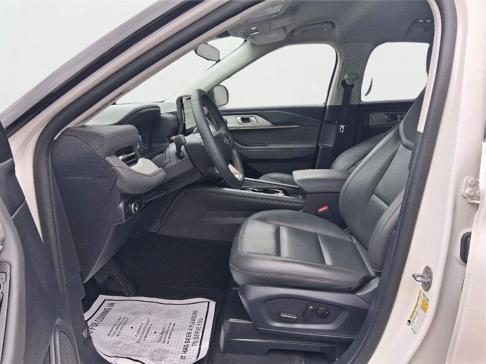 Used 2025 Ford Explorer Active w/ Active Comfort Package RWD image 12