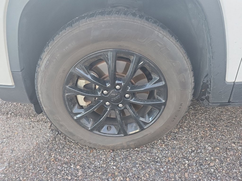 Used 2023 Jeep Cherokee Altitude Lux AWD/4WD image 2