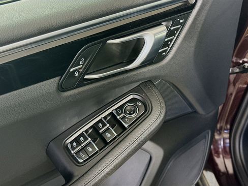 Certified 2023 Porsche Macan image 11
