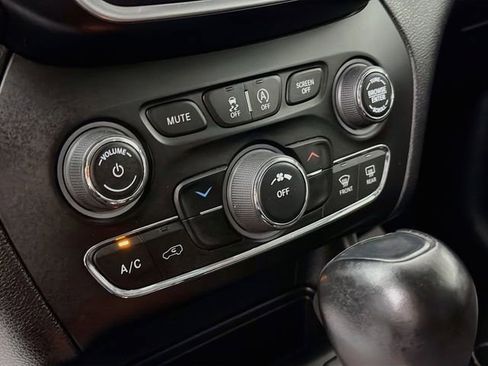 Used 2020 Jeep Cherokee Trailhawk AWD/4WD image 16