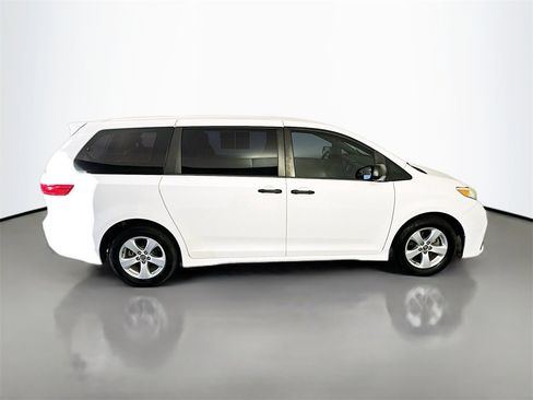 Used 2018 Toyota Sienna L image 8
