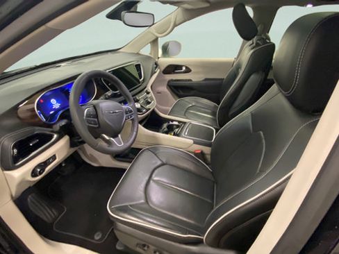 Used 2023 Chrysler Pacifica Limited w/ Uconnect Theater Family Group FWD image 15