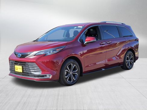 Used 2025 Toyota Sienna Platinum AWD/4WD image 3
