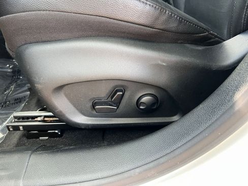 Used 2025 Jeep Compass Limited image 22