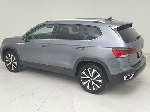 Used 2024 Volkswagen Taos SE image 3