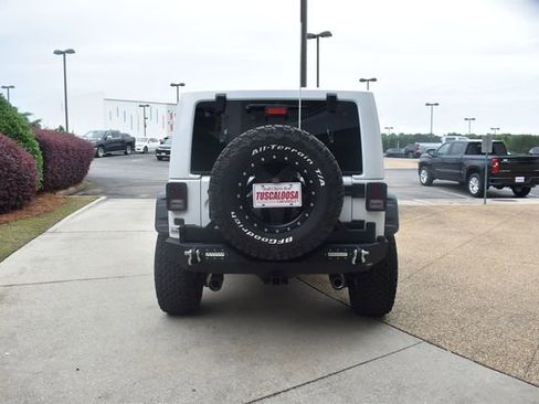 Used 2013 Jeep Wrangler Sahara AWD/4WD image 9