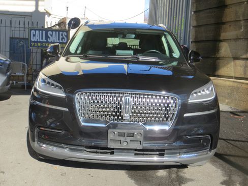 Used 2024 Lincoln Aviator AWD image 2