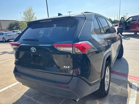 Used 2021 Toyota RAV4 XLE w/ Convenience Package FWD image 3