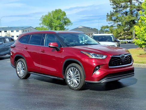Used 2023 Toyota Highlander Platinum FWD image 1