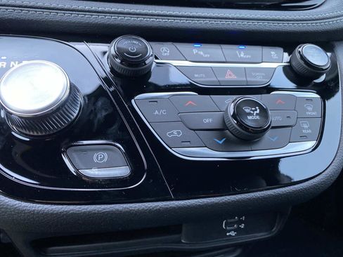 New 2026 Chrysler Pacifica Select image 12