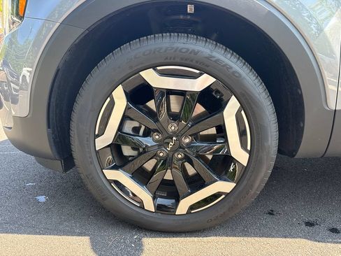 Used 2024 Kia Telluride EX w/ EX Captain's Chair Package FWD image 8