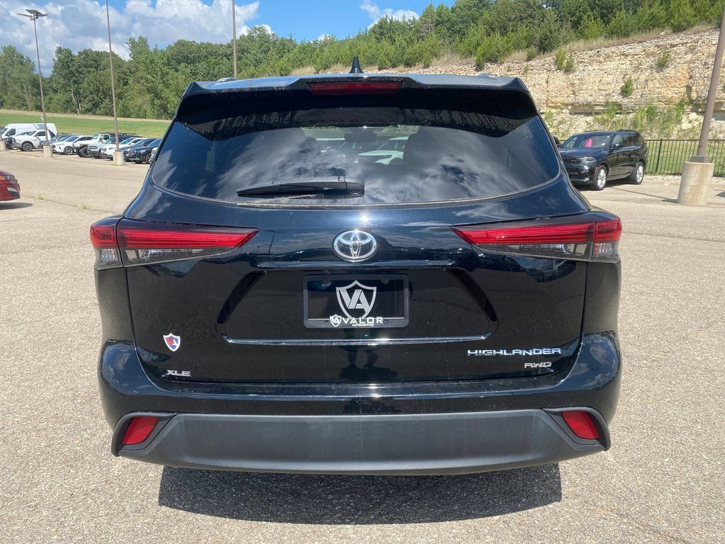 Used 2021 Toyota Highlander XLE AWD/4WD image 7