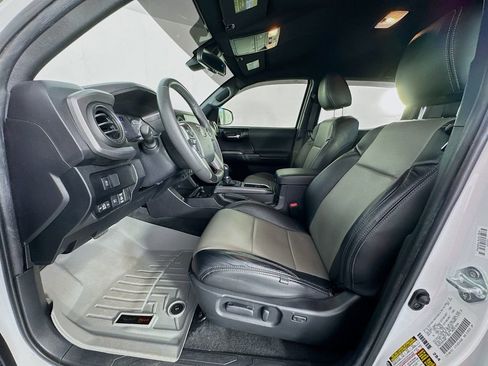 Used 2022 Toyota Tacoma TRD Sport w/ Technology Package image 15