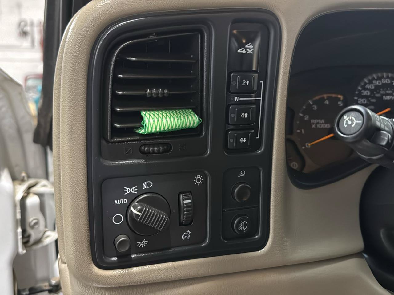 Used 2005 Chevrolet Silverado 2500 LT w/ Heavy-Duty Power Package AWD/4WD image 11