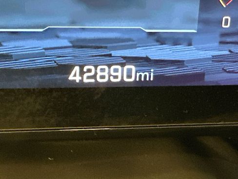 Used 2025 Chevrolet Suburban LT image 19