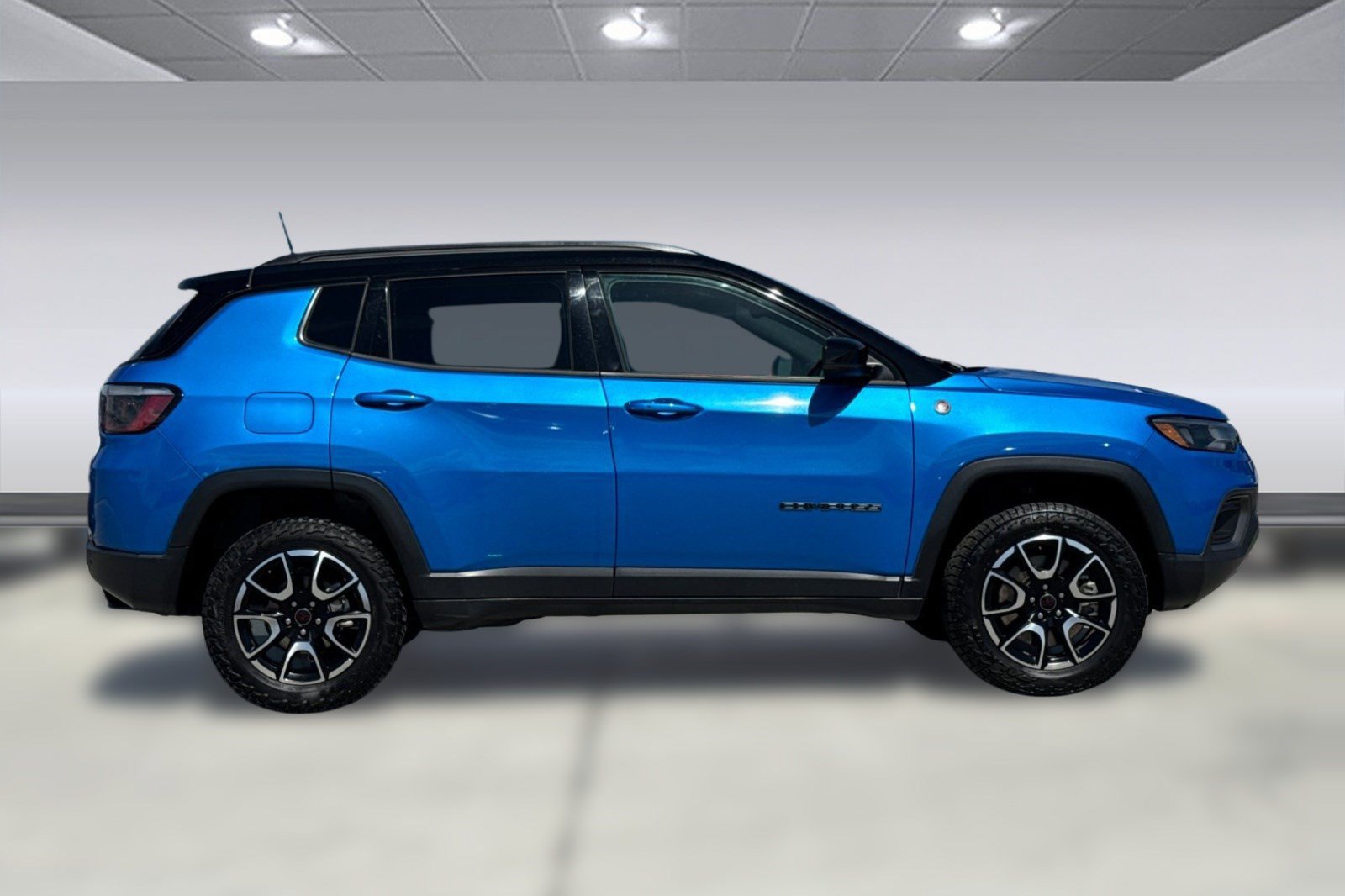 Used 2025 Jeep Compass Trailhawk AWD/4WD image 8