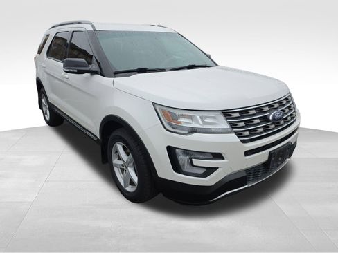 Used 2017 Ford Explorer XLT image 7