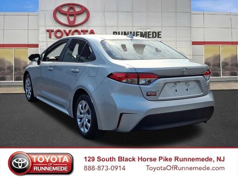 Certified 2025 Toyota Corolla LE FWD image 4