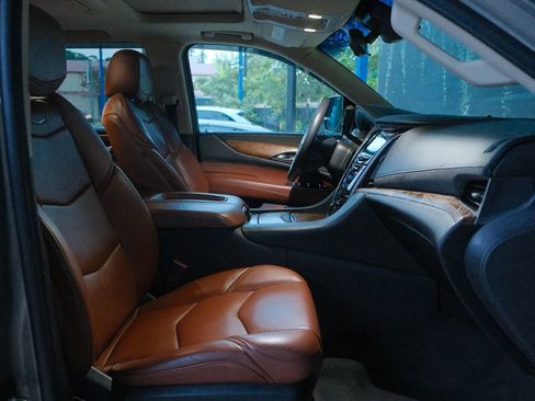 Used 2019 Cadillac Escalade Luxury image 31