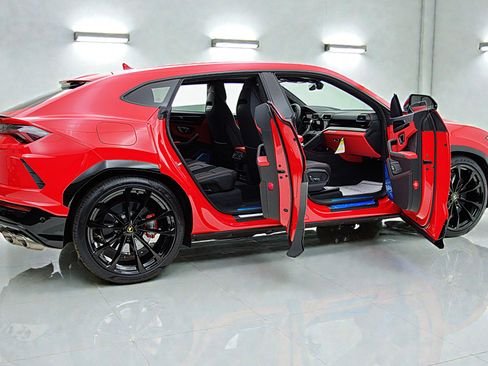 Used 2022 Lamborghini Urus image 11