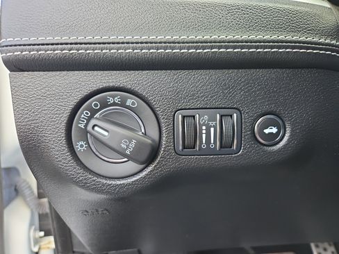 Used 2023 Chrysler 300 C image 15