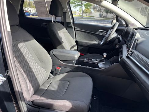 Used 2025 Kia Sportage LX image 31