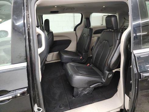 Used 2017 Chrysler Pacifica Touring-L FWD image 24