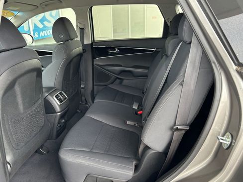 Used 2019 Kia Sorento LX image 24