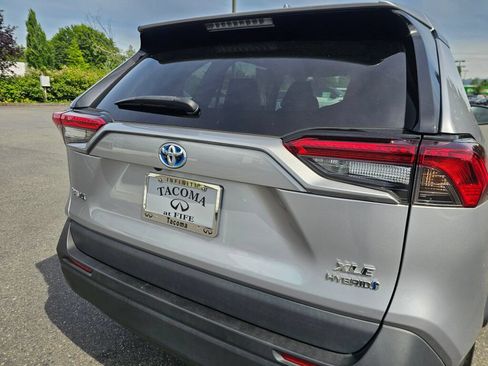 Used 2021 Toyota RAV4 XLE AWD/4WD image 18