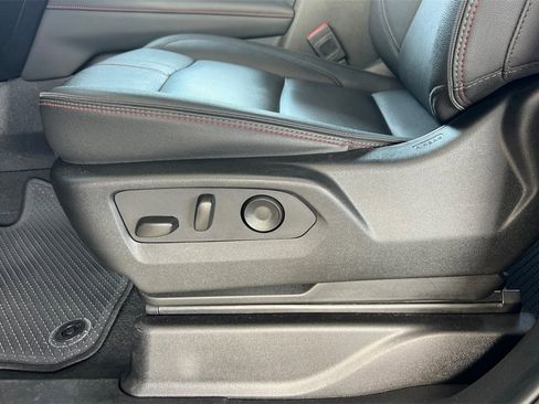 Used 2025 Chevrolet Suburban RST image 18