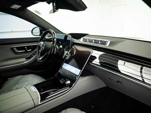 Used 2025 Mercedes-Benz Maybach S 580 4MATIC image 23