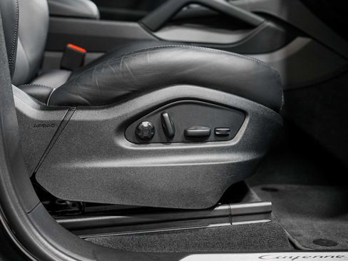 Used 2023 Porsche Cayenne w/ Premium Package image 38