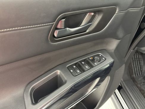 Used 2025 Nissan Pathfinder SV FWD image 25
