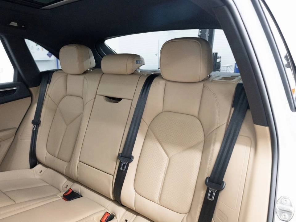 Certified 2026 Porsche Macan AWD/4WD image 14
