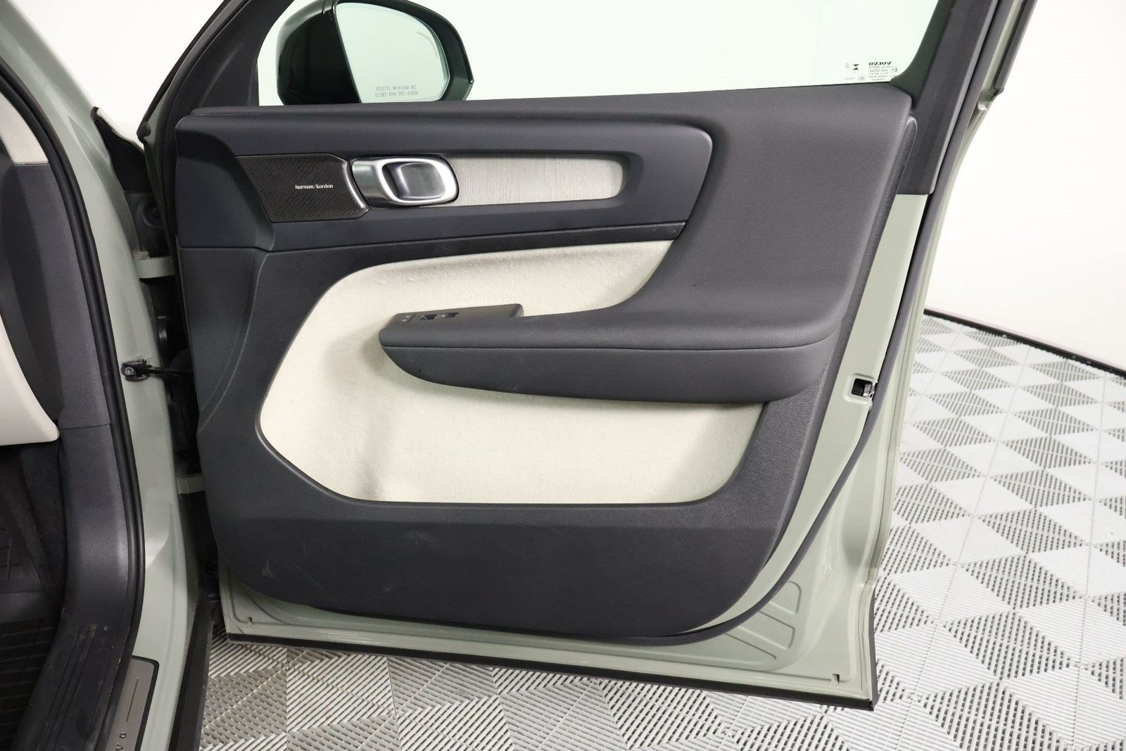 Used 2024 Volvo XC40 B5 Plus w/ Protection Package Premier AWD/4WD image 21