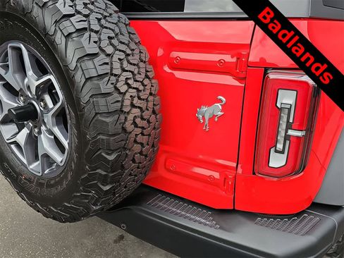 Used 2023 Ford Bronco Badlands image 11