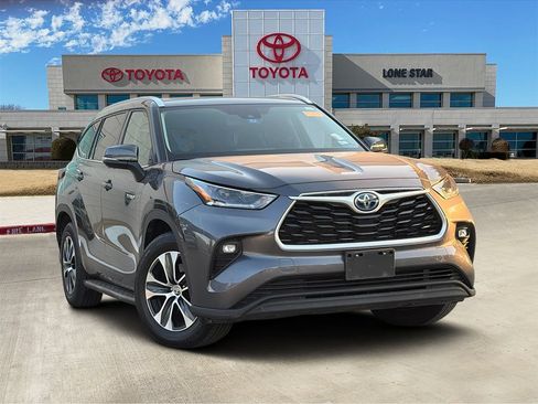 Used 2021 Toyota Highlander XLE FWD image 1