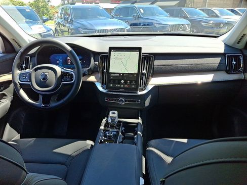 Certified 2025 Volvo XC90 B6 Plus AWD/4WD image 10