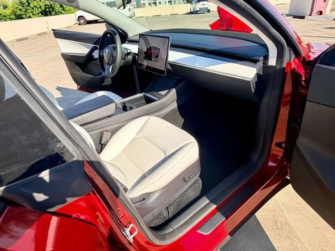 Used 2024 Tesla Model Y Long Range RWD image 22