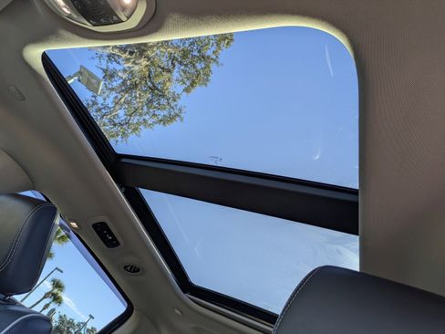 Used 2023 Chrysler Pacifica Limited image 22