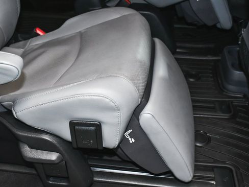 Used 2023 Toyota Sienna Limited image 57